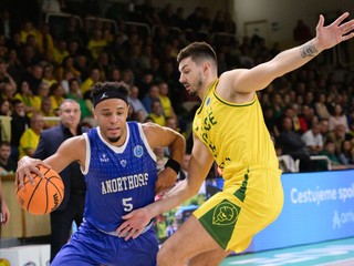Na snímke zľava Marques Townes (Famagusta) a Njegos Sikiras (Levice) v zápase 4. kola  B-skupiny Europského pohára FIBA v basketbale mužov.
