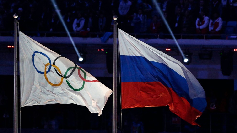 Olympijská a ruská vlajka počas záverečného ceremoniálu ZOH 2014 v Soči. 