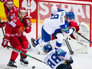 Pavol Skalický (v strede) v zápase Bielorusko - Slovensko na MS v hokeji 2021.