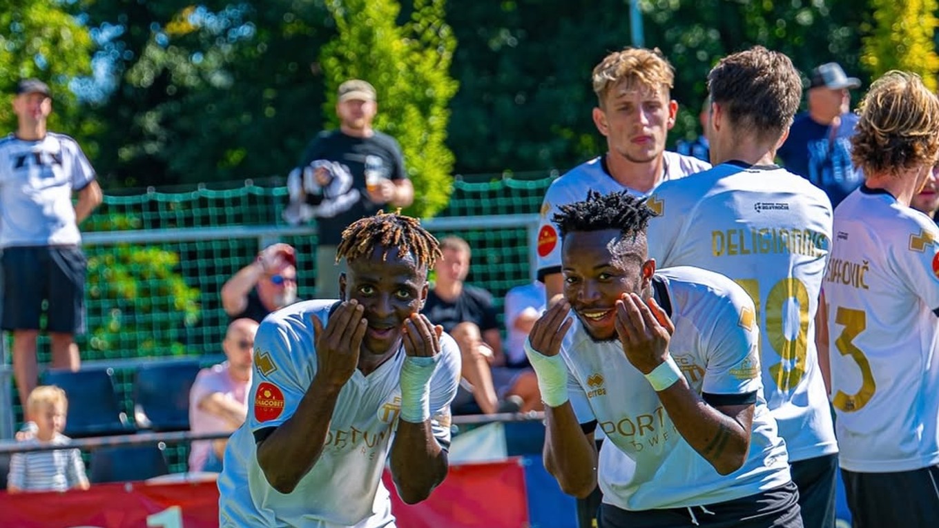 Radosť hráčov FC Petržalka po strelení gólu.