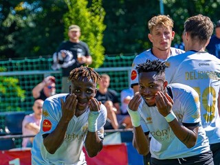 Radosť hráčov FC Petržalka po strelení gólu.