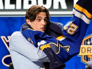 Dalibor Dvorský si oblieka dres St. Louis Blues vo vstupnom drafte NHL 2023.