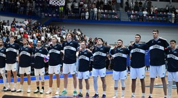 Na snímke hráči Slovenska stoja počas hymny.