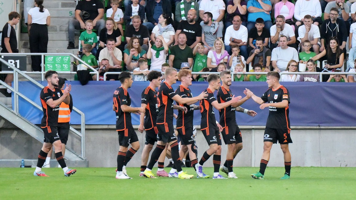 Hráči Ružomberka sa tešia z gólu počas zápasu 8. kola Niké ligy FC Tatran Prešov - MFK Ružomberok.