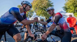 Timotej Michalík a Milan Húsenica (vpravo) po pretekoch juniorov na MS v cyklistike 2026.