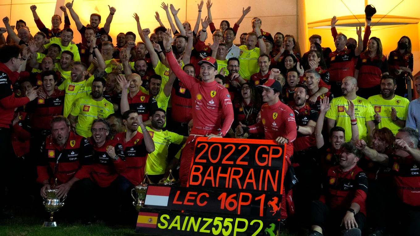 Radosť tímu Ferrari po víťazstve na Veľkej cene Bahrajnu 2022.