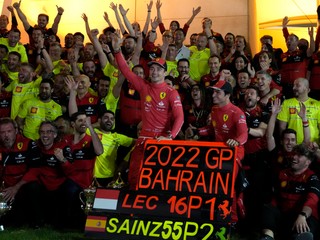 Radosť tímu Ferrari po víťazstve na Veľkej cene Bahrajnu 2022.
