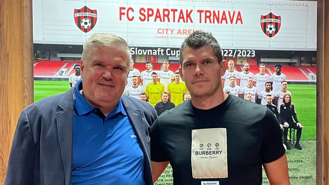 Brankár Michal Šulla a hráčsky agent Emil Kovarovič po podpise zmluvy so Spartakom Trnava.