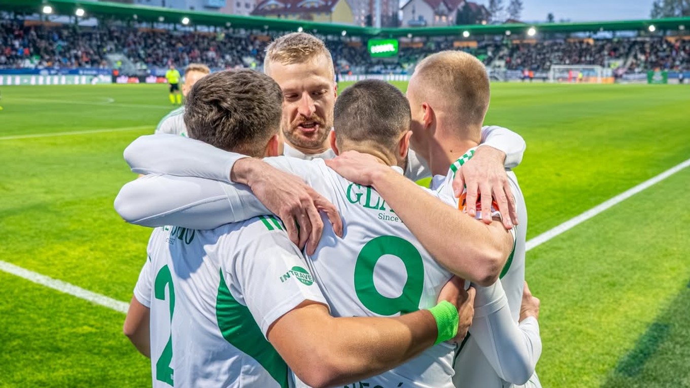 Futbalisti Prešova sa tešia z gólu Martina Regáliho v zápase proti Skalici.