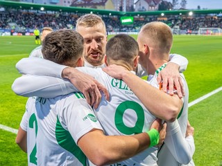 Futbalisti Prešova sa tešia z gólu Martina Regáliho v zápase proti Skalici.