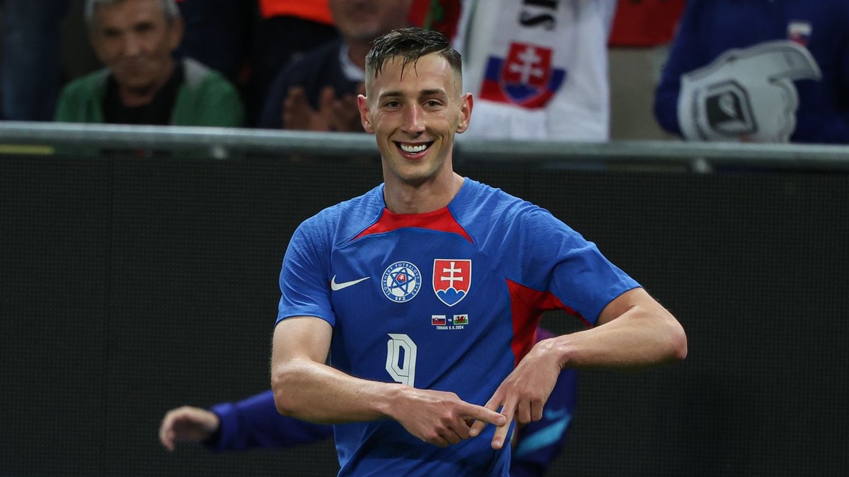 Róbert Boženík sa teší po strelenom góle v zápase Slovensko - Wales v príprave na EURO 2024.
