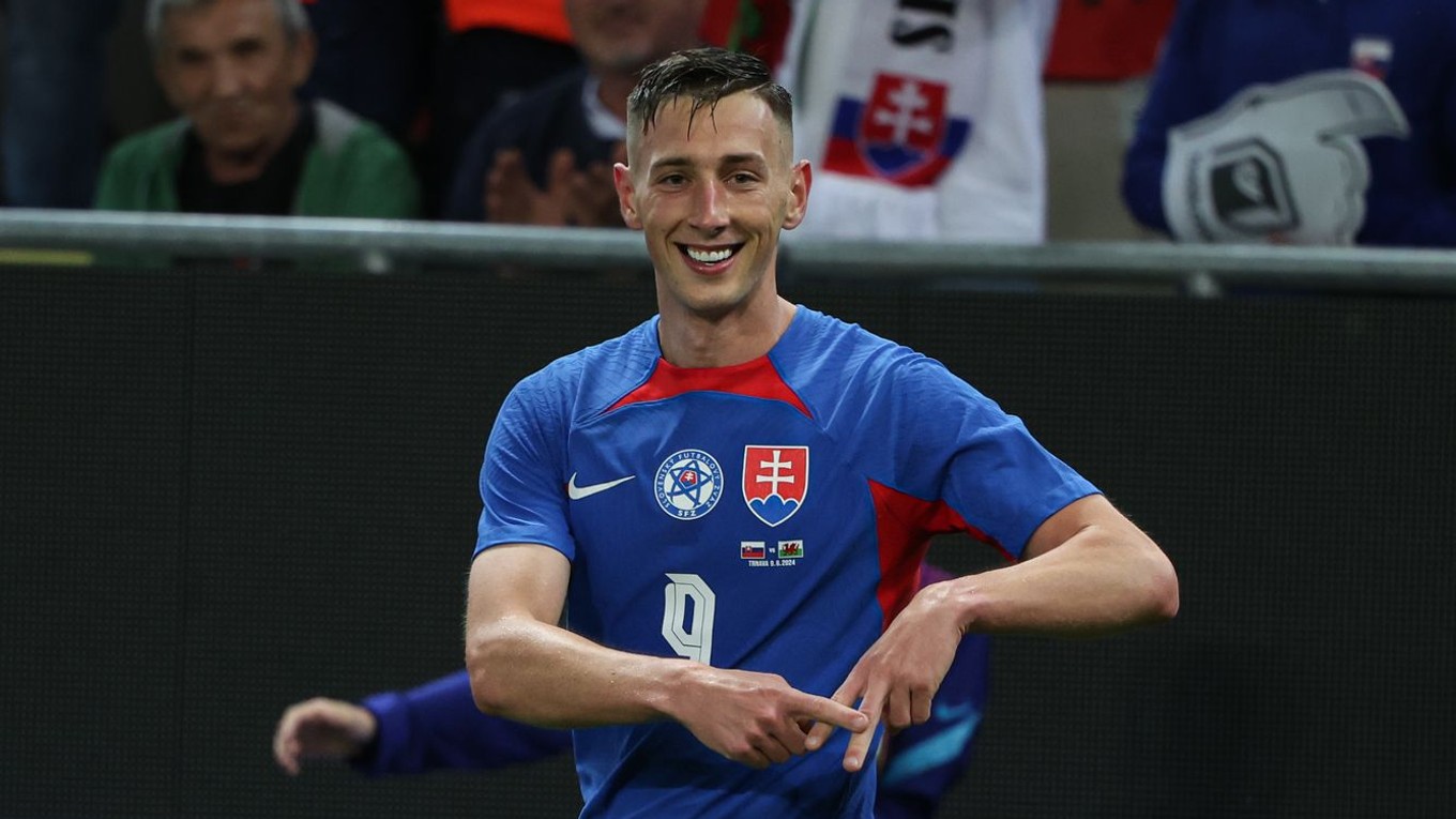 Róbert Boženík sa teší po strelenom góle v zápase Slovensko - Wales v príprave na EURO 2024.