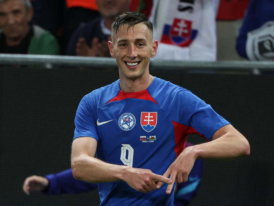 Róbert Boženík sa teší po strelenom góle v zápase Slovensko - Wales v príprave na EURO 2024.