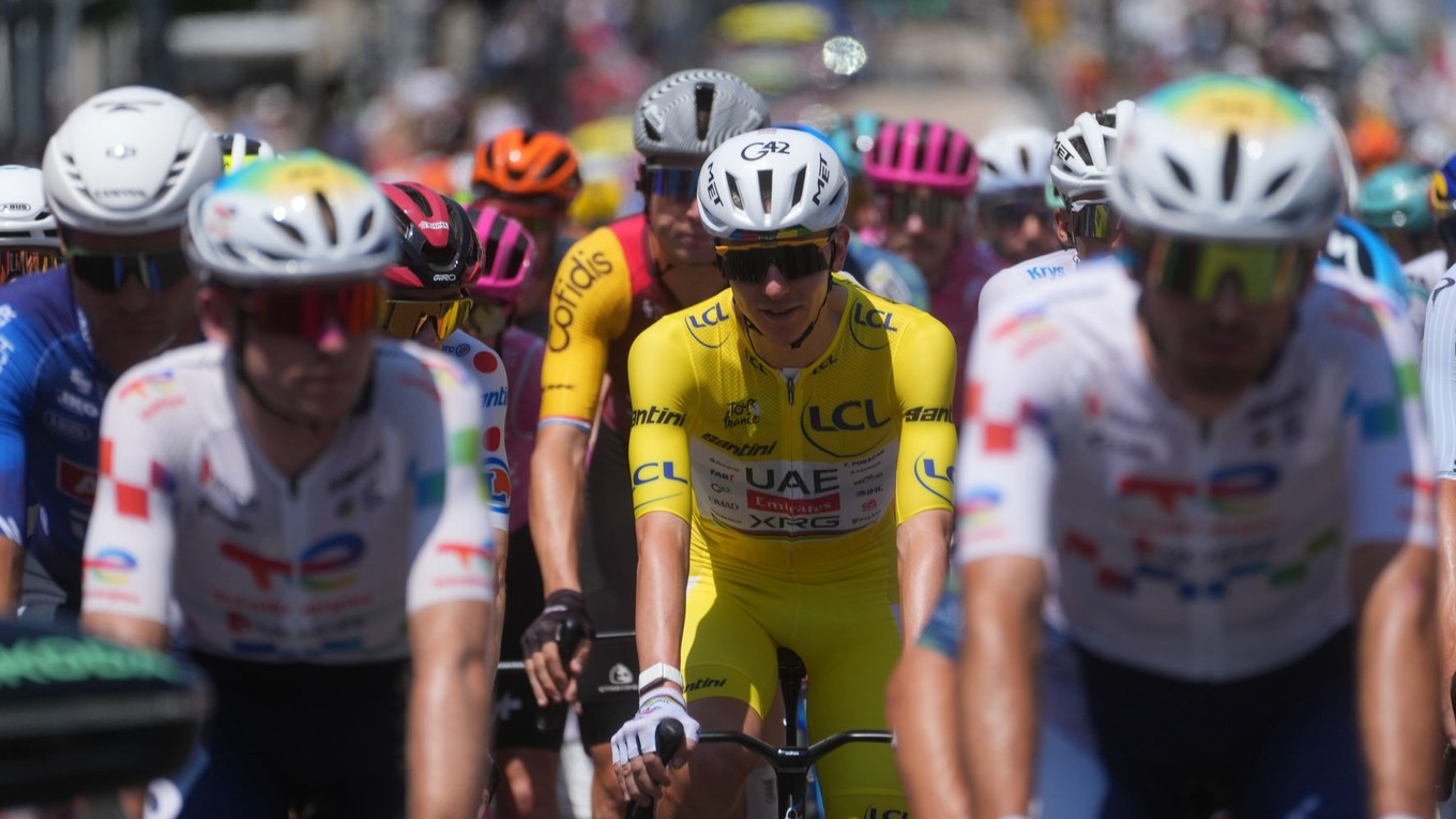 Tadej Pogačar (uprostred) v žltom drese celkového lídra počas Tour de France 2026.