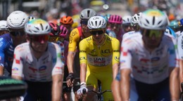 Tadej Pogačar (uprostred) v žltom drese celkového lídra počas Tour de France 2026.