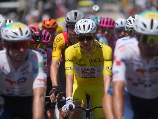 Tadej Pogačar (uprostred) v žltom drese celkového lídra počas Tour de France 2026.