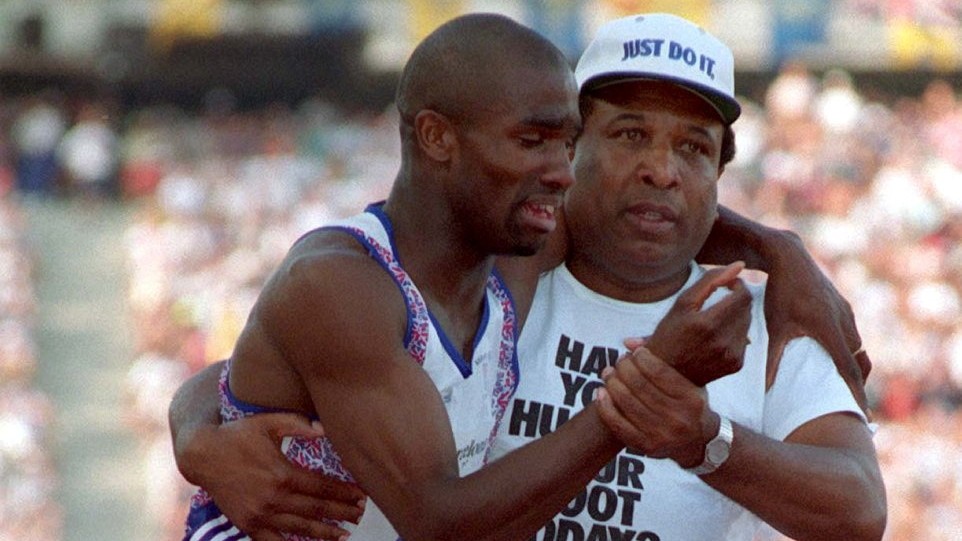 Bol to legendárny moment olympiády. Zomrel muž, ktorý pomohol synovi do cieľa