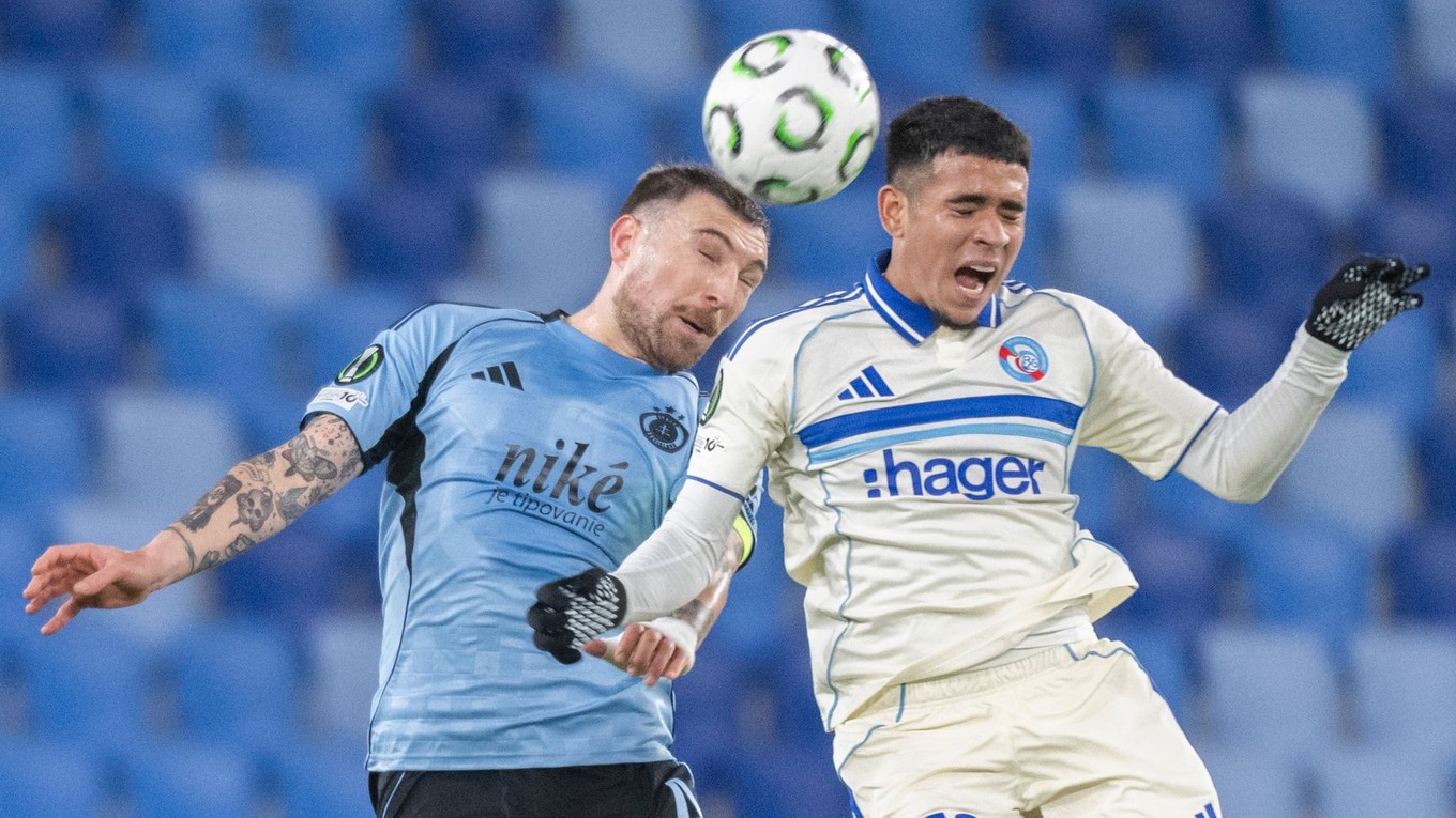 Guram Kašia (vľavo) a Kendry Páez v hlavičkovom súboji v zápase Slovan Bratislava - Štrasburg. 