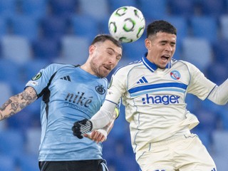 Guram Kašia (vľavo) a Kendry Páez v hlavičkovom súboji v zápase Slovan Bratislava - Štrasburg. 
