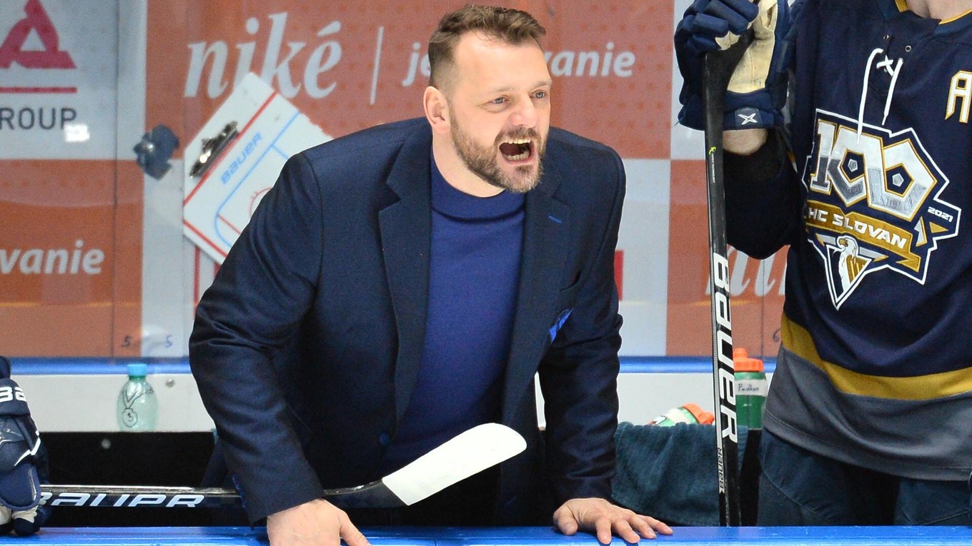 Tréner HC Slovan Bratislava Andrej Podkonický.