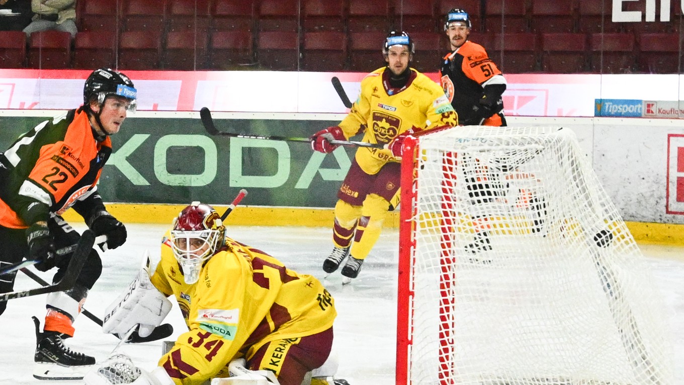 Zľava Jacob Reid Virtanen z Michaloviec, brankár Dávid Hrenák z Trenčína, Adam Drgoň z Trenčína a Jordan Martel z Michaloviec v zápase 10. kola hokejovej Tipsport ligy HK Dukla Trenčín a HK Dukla Michalovce.