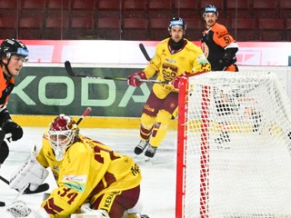 Zľava Jacob Reid Virtanen z Michaloviec, brankár Dávid Hrenák z Trenčína, Adam Drgoň z Trenčína a Jordan Martel z Michaloviec v zápase 10. kola hokejovej Tipsport ligy HK Dukla Trenčín a HK Dukla Michalovce.