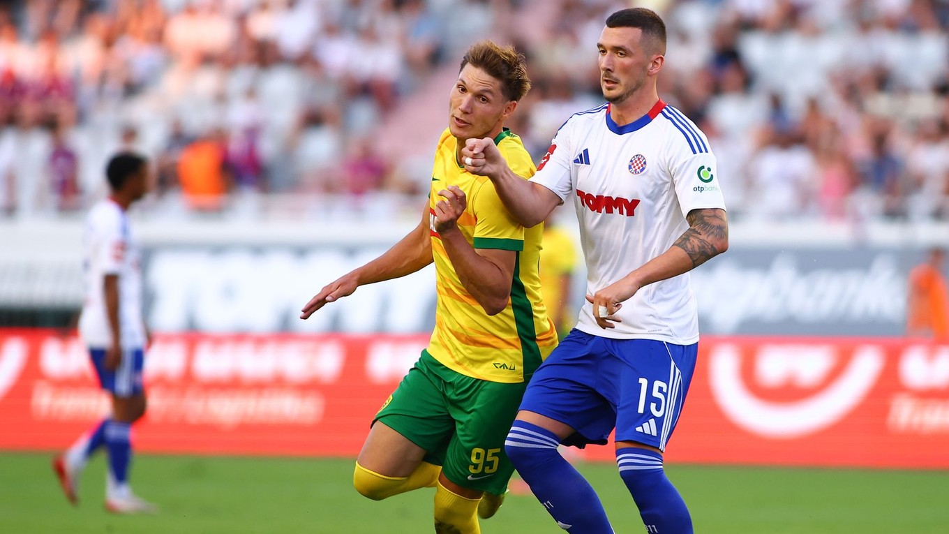 Na snímke zľava Marko Roginič (Žilina) a Dario Marešič (Split).