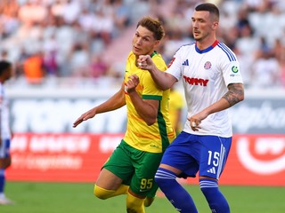 Na snímke zľava Marko Roginič (Žilina) a Dario Marešič (Split).