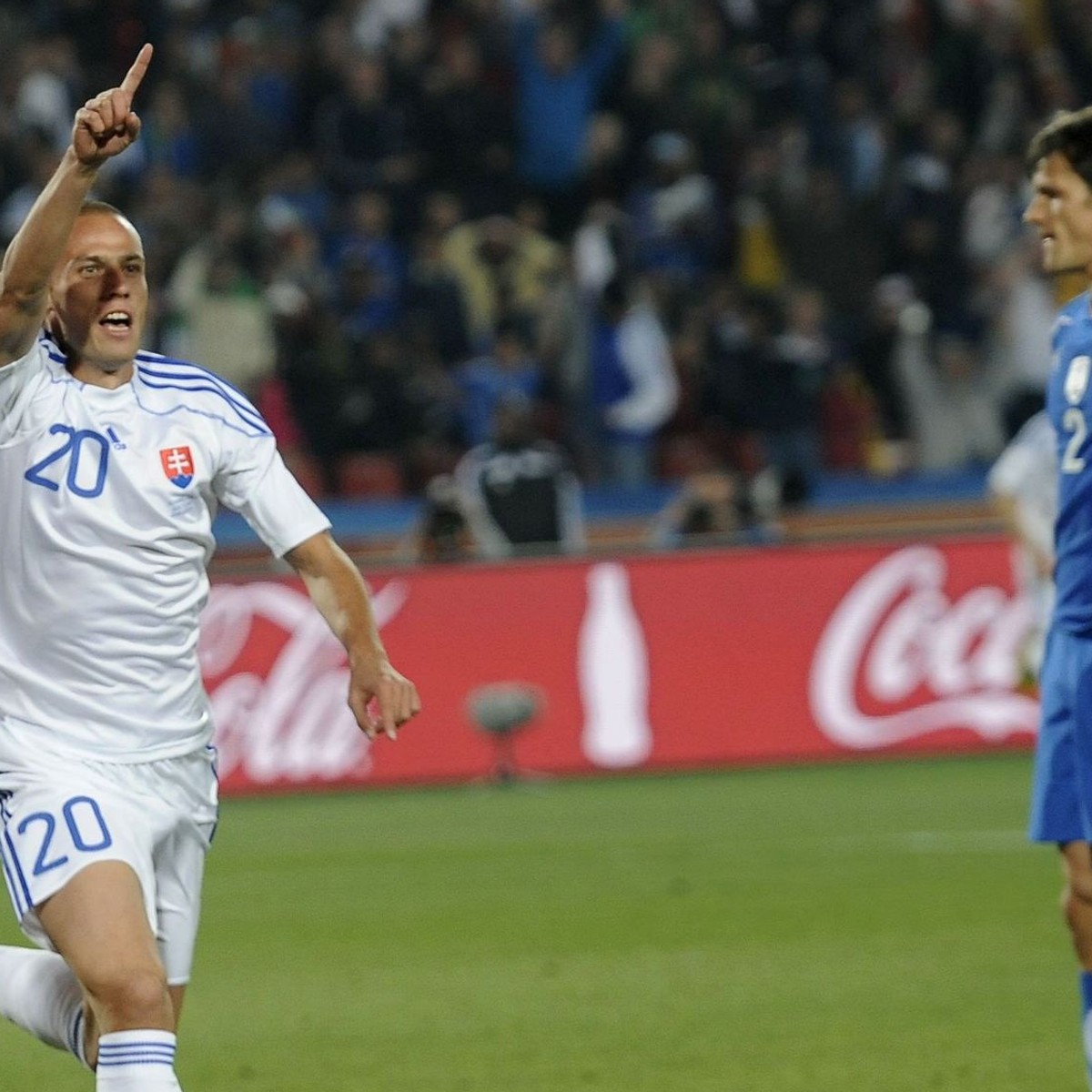 Radosť slovenského futbalistu Kamila Kopúneka (vľavo) po strelení tretieho gólu Slovákov v zápase základnej F-skupiny Slovensko - Taliansko v rámci futbalových MS v JAR na štadióne Ellis Park v Johannesburgu 24. júna 2010.