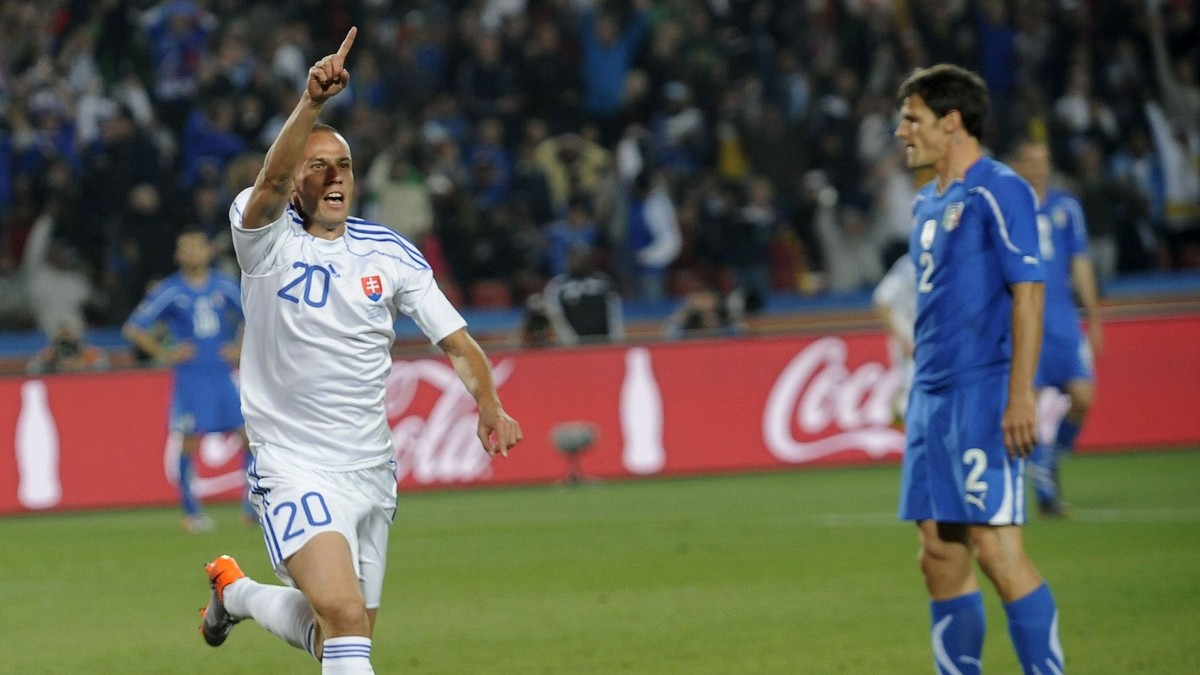 Radosť slovenského futbalistu Kamila Kopúneka (vľavo) po strelení tretieho gólu Slovákov v zápase základnej F-skupiny Slovensko - Taliansko v rámci futbalových MS v JAR na štadióne Ellis Park v Johannesburgu 24. júna 2010.