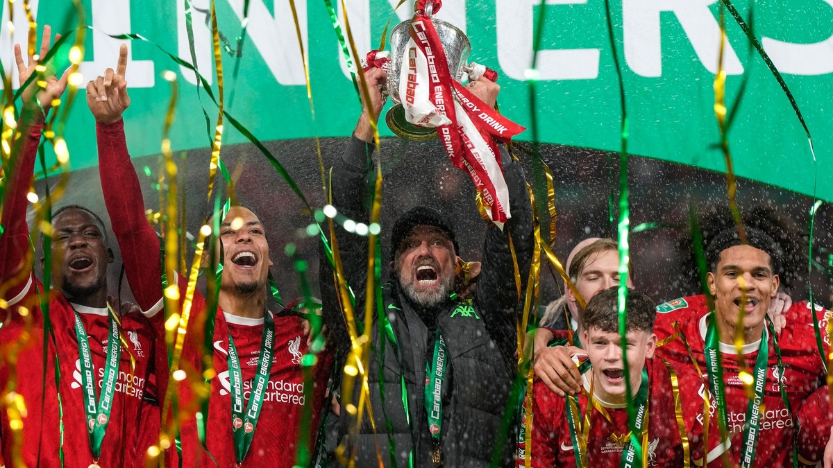 Jurgen Klopp oslavuje s trofejou anglického Ligového pohára.