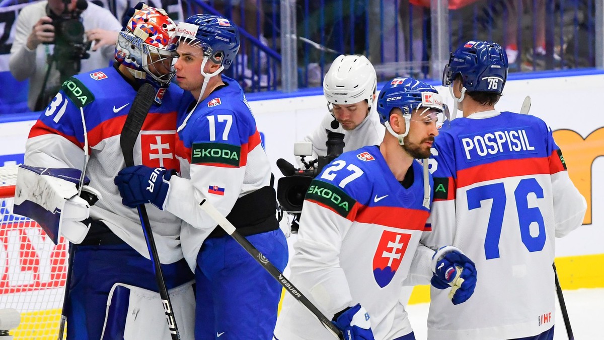 Brankár Samuel Hlavaj, Šimon Nemec, Marek Hrivík a Martin Pospíšil sa tešia z víťazstva po zápase Slovensko - Poľsko v skupine B na MS v hokeji 2024.