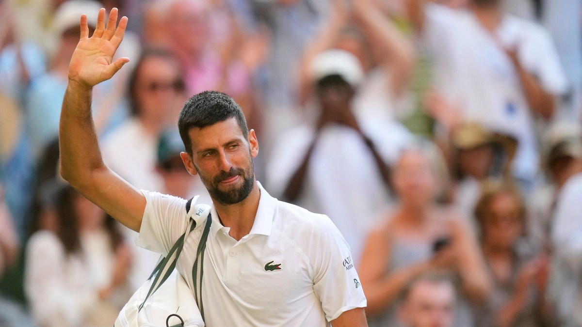 Novak Djokovič odchádza po prehre v semifinále Wimbledonu  proti Talianovi Jannikovi Sinnerovi