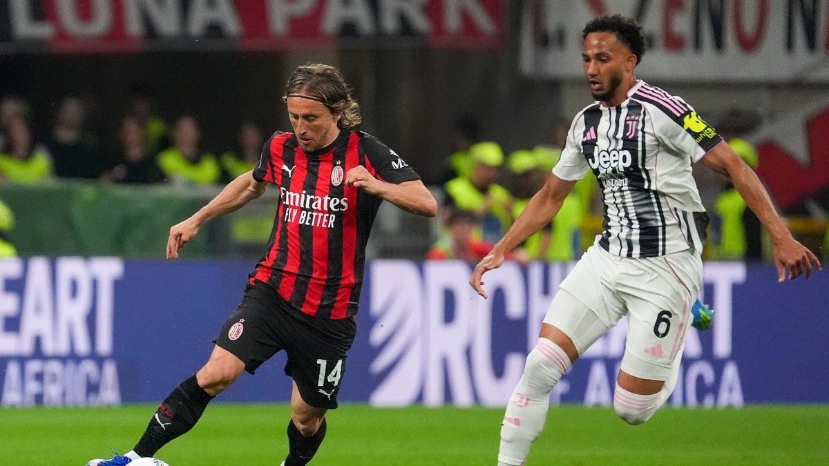 Zľava Luka Modrič a Lloyd Kelly