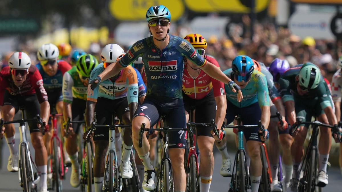 Tim Merlier oslavuje víťazstvo na Tour de France