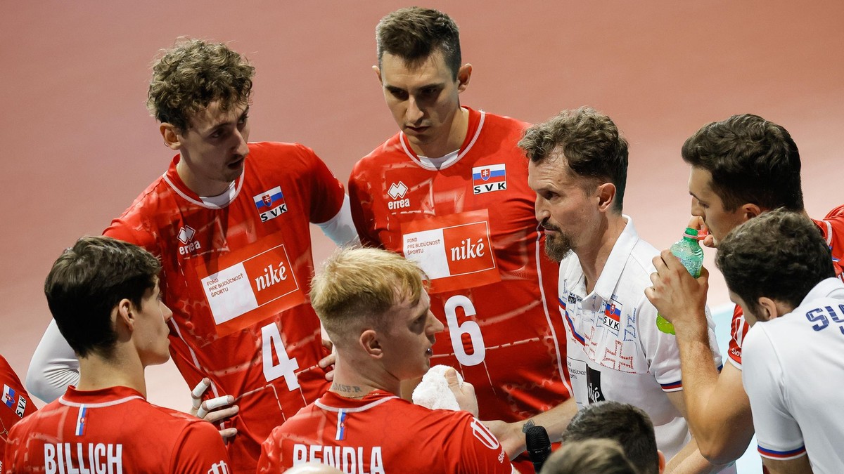 Tréner slovenskej volejbalovej reprezentácie mužov Michal Masný (tretí sprava) dáva pokyny svojim zverencom.