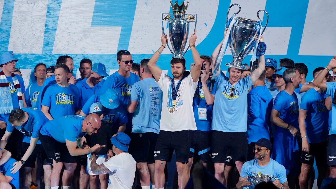 Manchester City oslavuje treble.