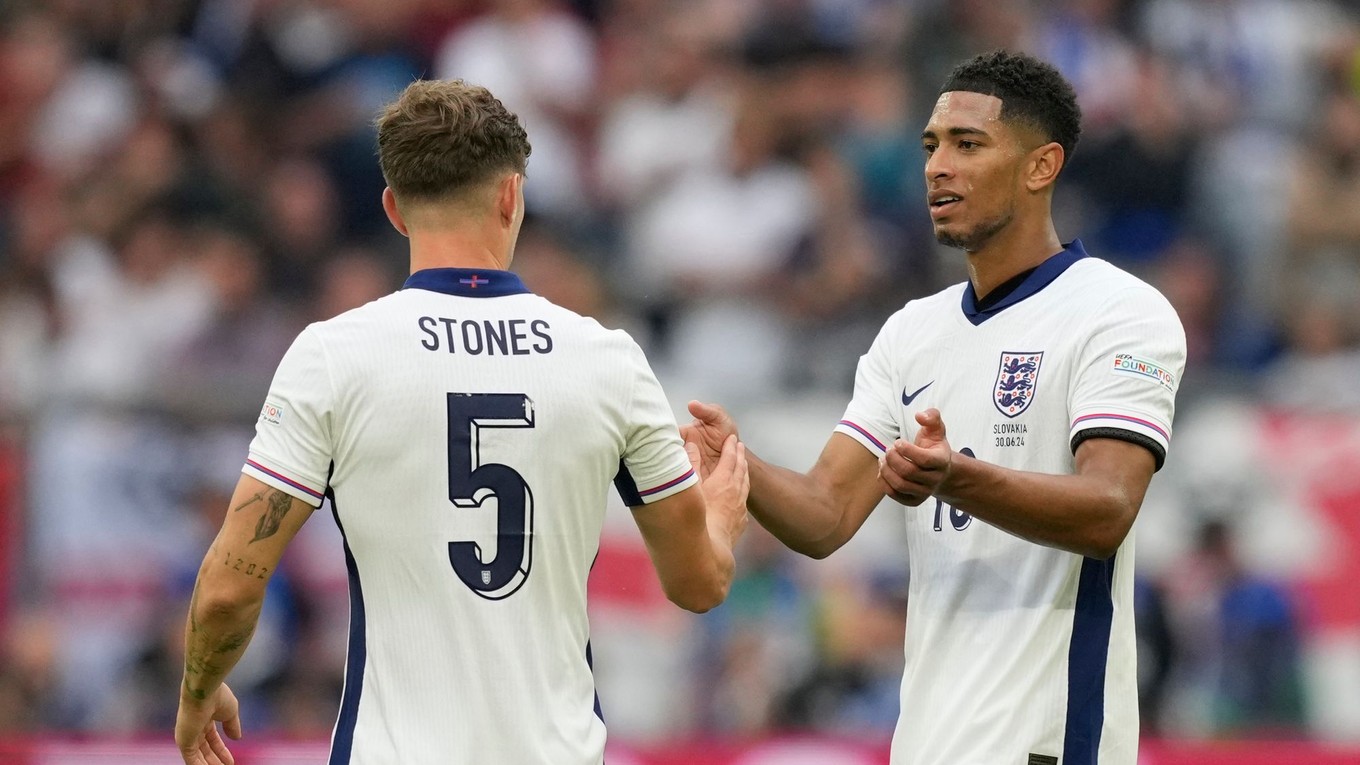 John Stones a Jude Bellingham v anglickom drese, archívna snímka.
