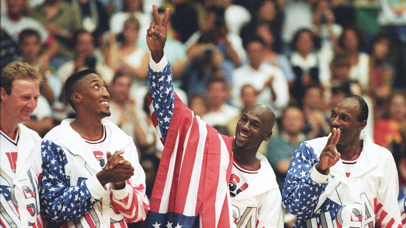 Hráči amerického basketbalového tímu na OH 1992 v Barcelone zľava Larry Bird, Scottie Pippen, Michael Jordan a Clyde Drexler po víťaznom finále. 