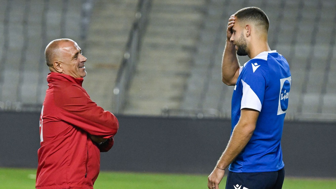 Vľavo tréner tímu Francesco Calzona a vpravo Dávid Hancko.