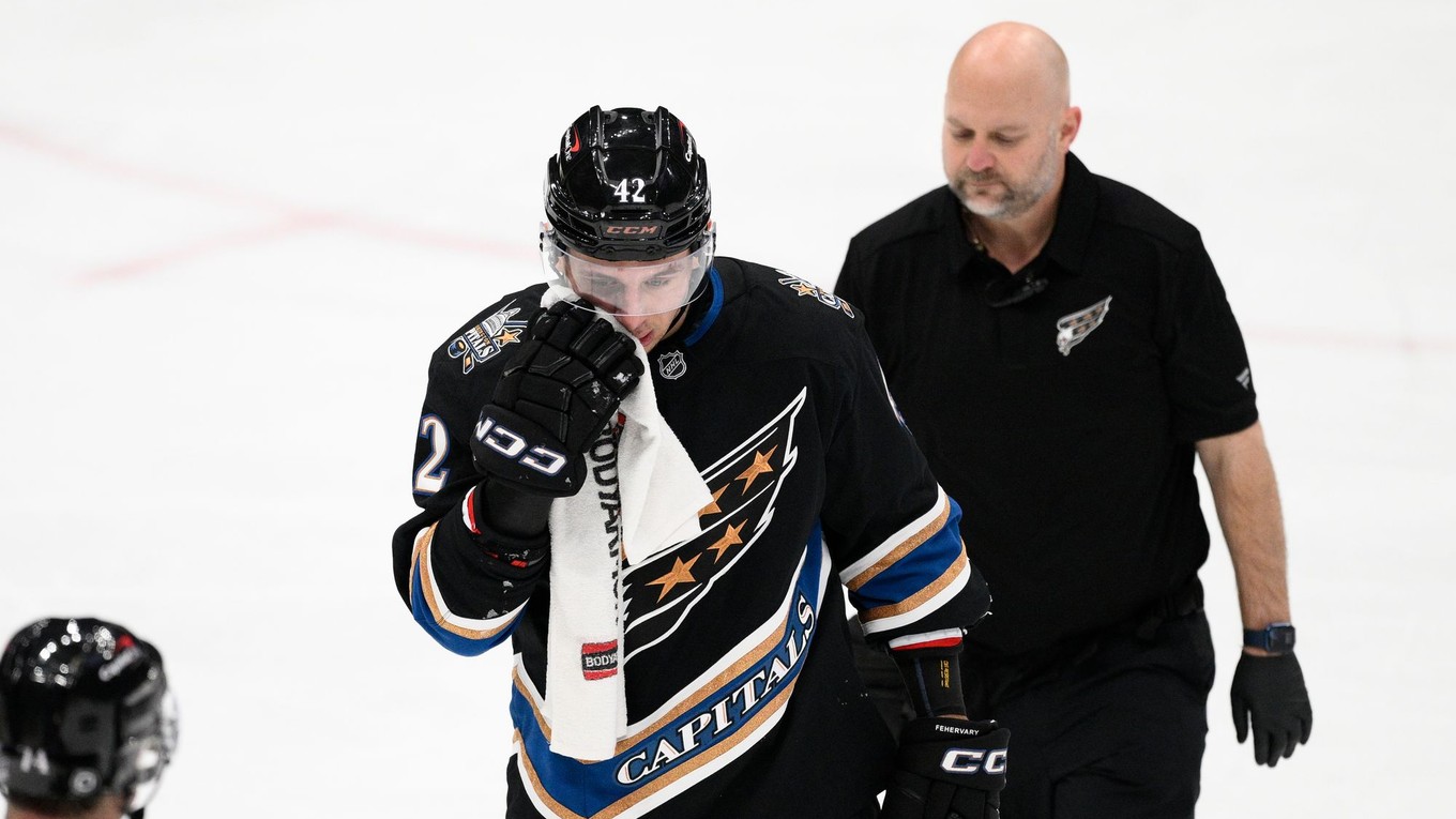 Martin Fehérváry odchádza z klziska po tom, ako sa zranil v zápase Washington Capitals - Boston Bruins