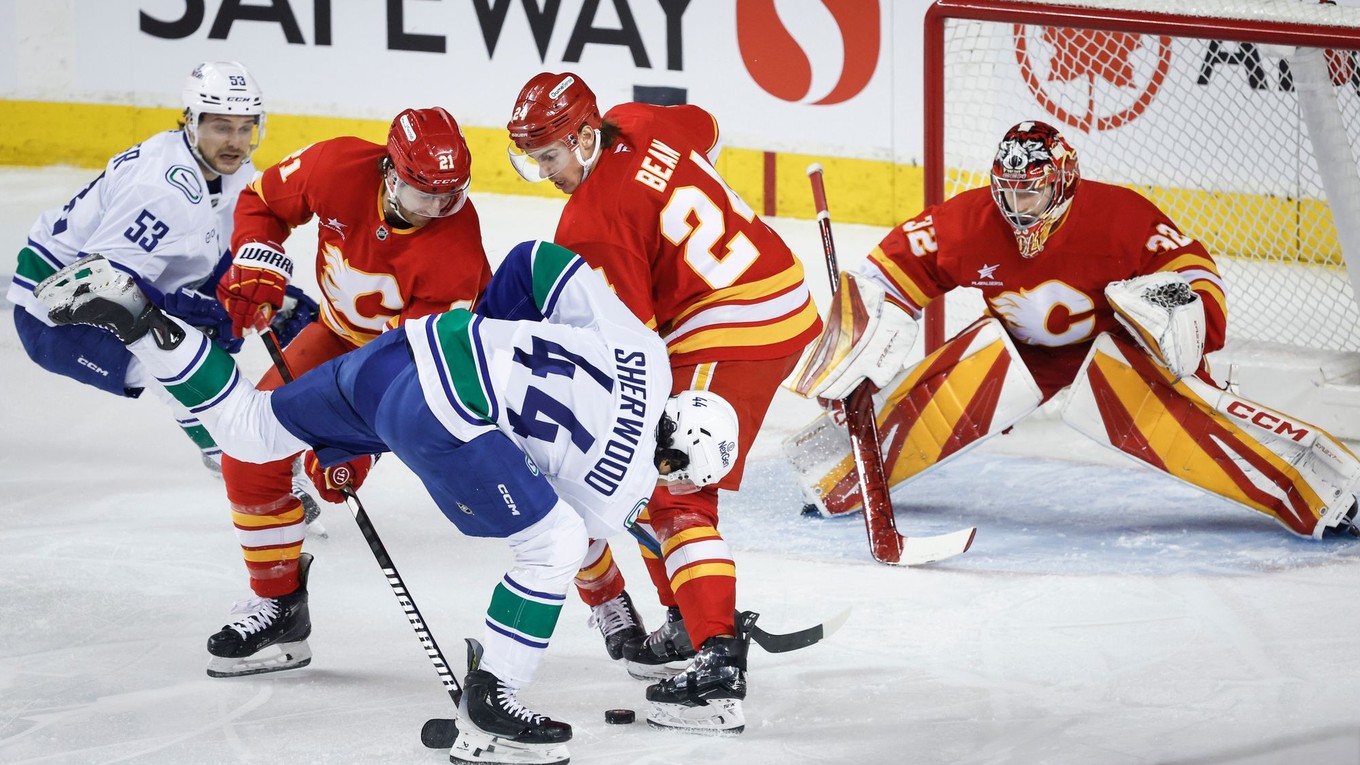 Na archívnej snímke útočník Calgary Flames Kevin Rooney (s číslom 21) v súboji o puk.