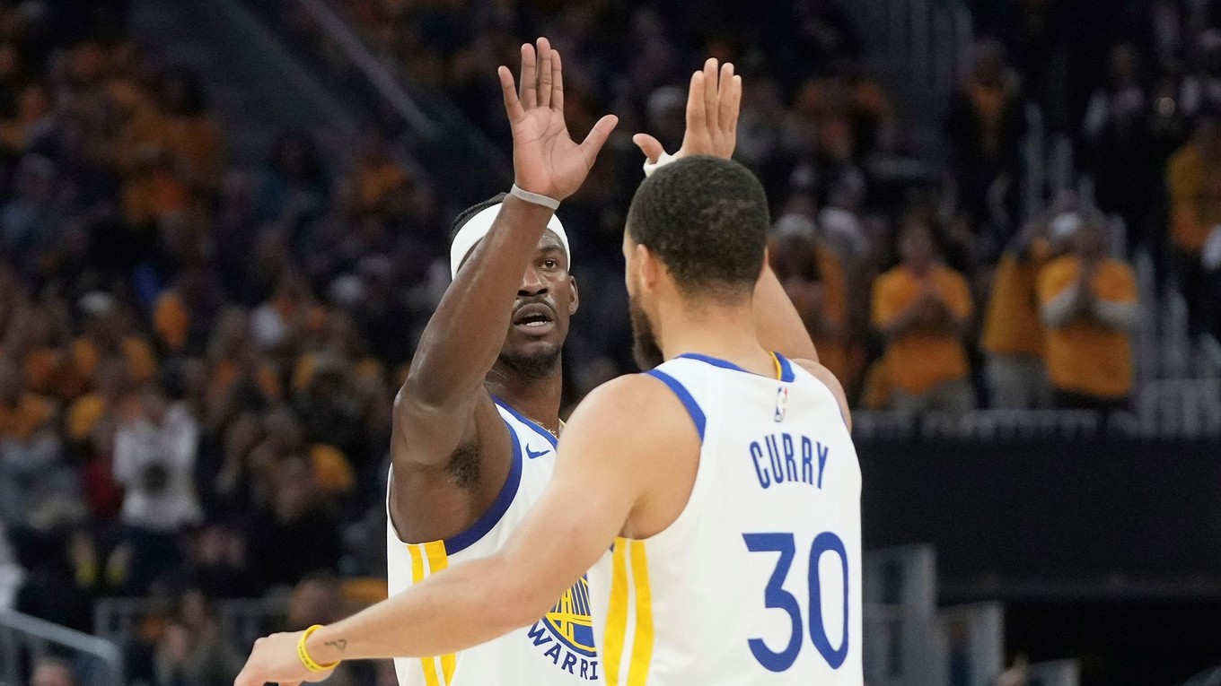 Krídelník Golden State Warriors Jimmy Butler (vľavo) oslavuje spolu s rozohrávačom Stephenom Currym (30).
