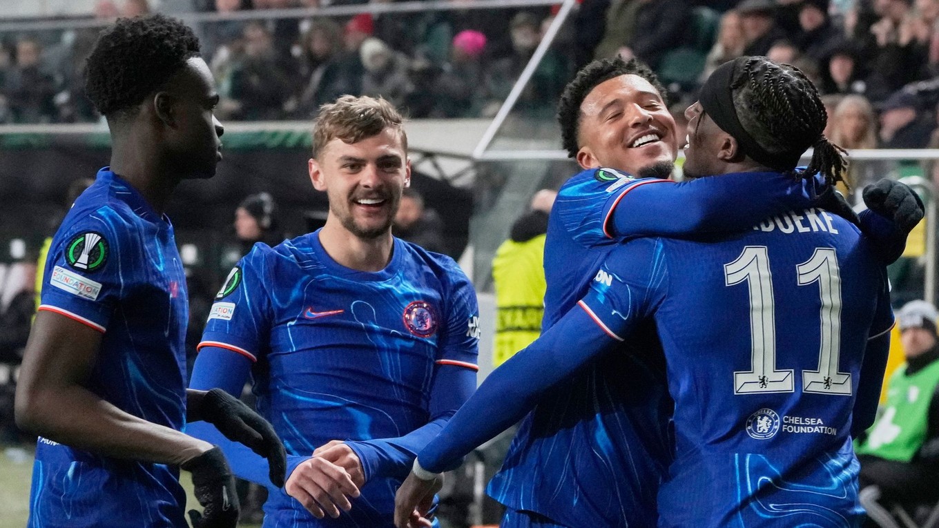 Futbalista Chelsea Londýn Noni Madueke (vpravo) sa teší so spoluhráčmi z gólu.