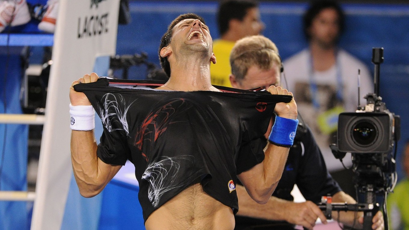 Novak Djokovič oslavuje vo finále Australian Open 2012. 