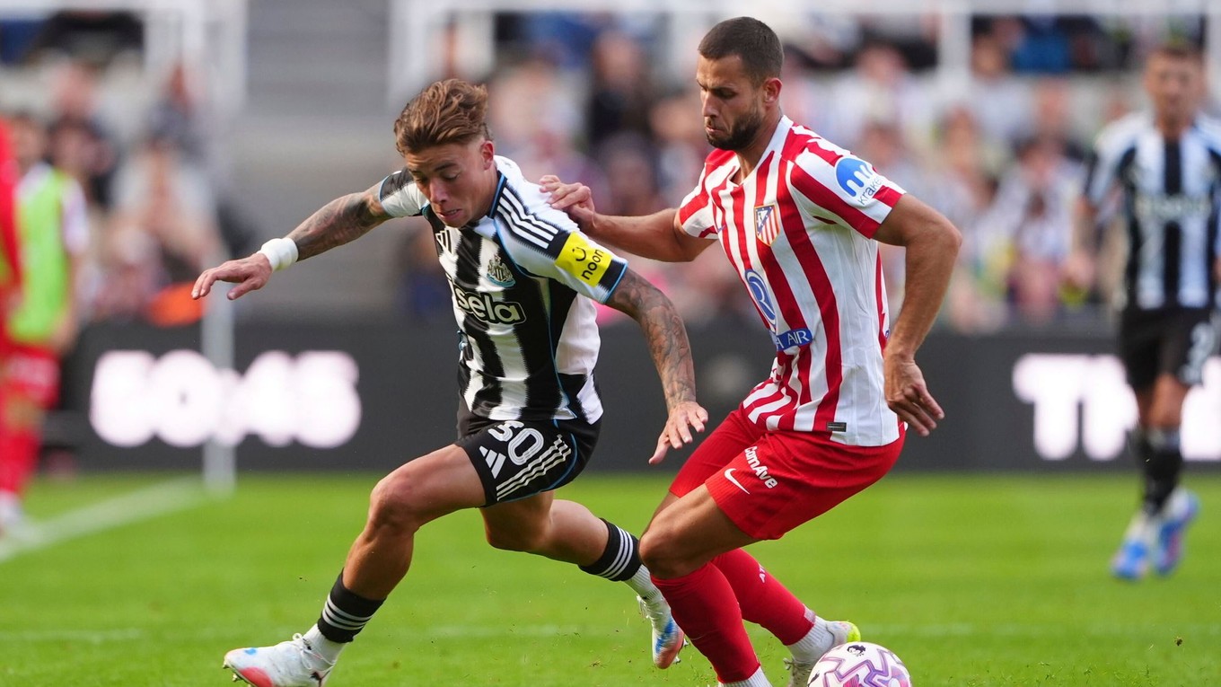 Slovenský futbalista Dávid Hancko (vpravo) v zápase Newcastle - Atlético Madrid. 