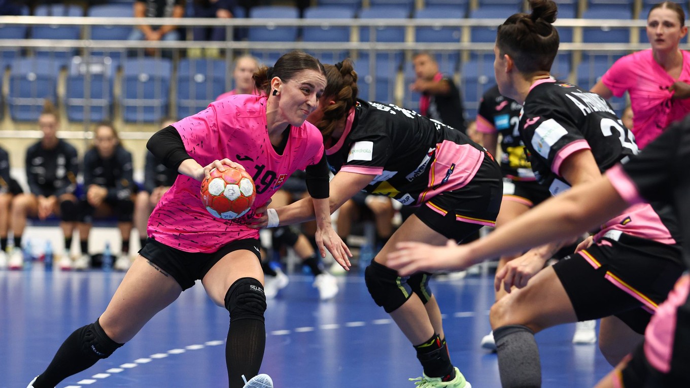 Uprostred zľava Adriána Holejová (Slovensko) a Ester Somazaová Boschová (Španielsko) bojujú o loptu