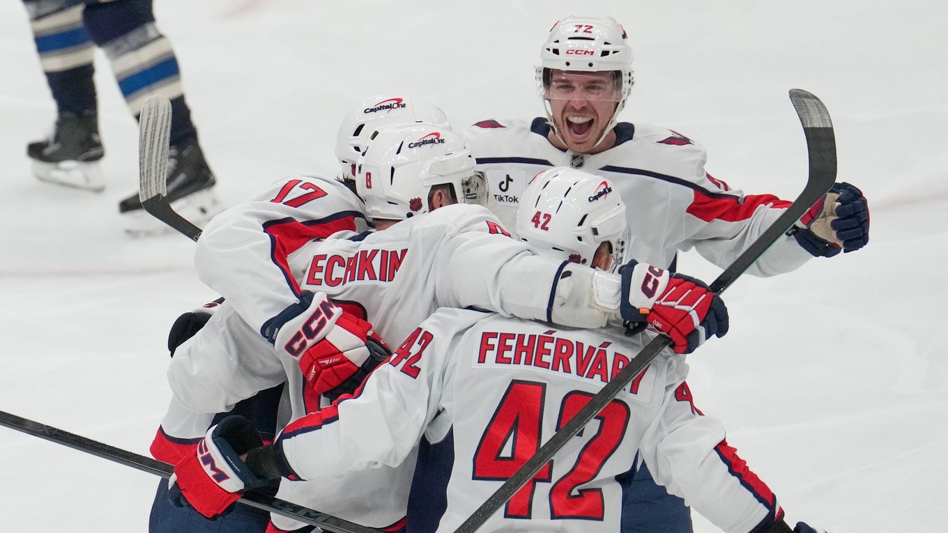 Martin Fehérváry (42) oslavuje gól so spoluhráčmi