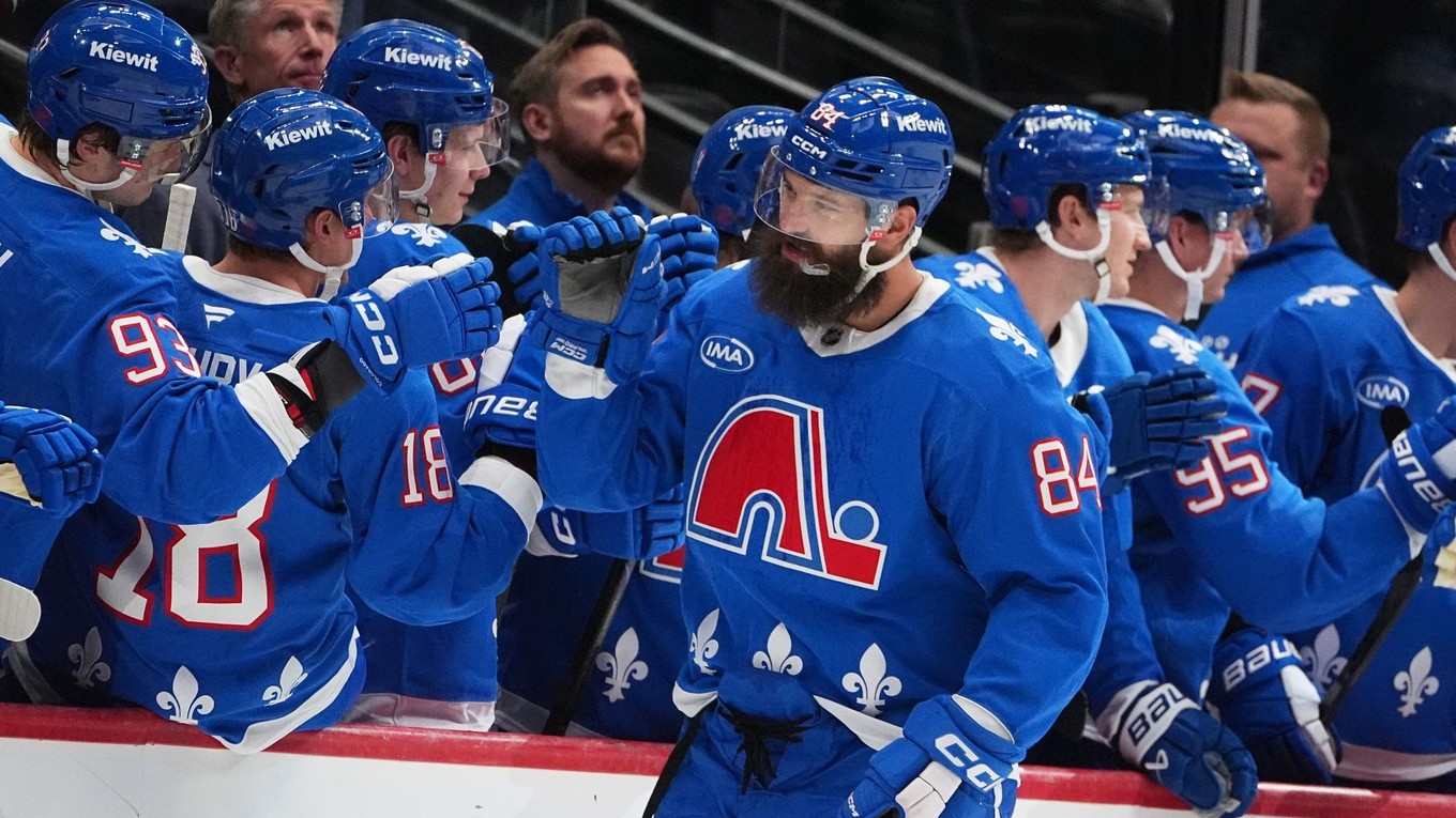 Momentka zo zápasu Montreal - Colorado. Avalanche nastúpili na stretnutie v spomienkových dresoch Quebecu Nordiques. 