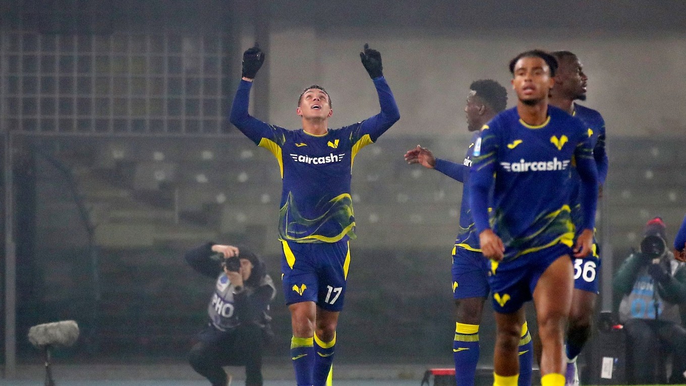 Verona oslavuje gól. 
